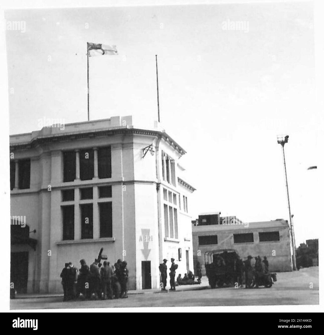 DIE OPERATION FACKEL, NOVEMBER 1942 – der Weiße Ensign fliegt von der Spitze der Docks Büros in Algier, 9. November 1942 Royal Navy, US Army, British Army, British Army, 78th Infantry Division Stockfoto