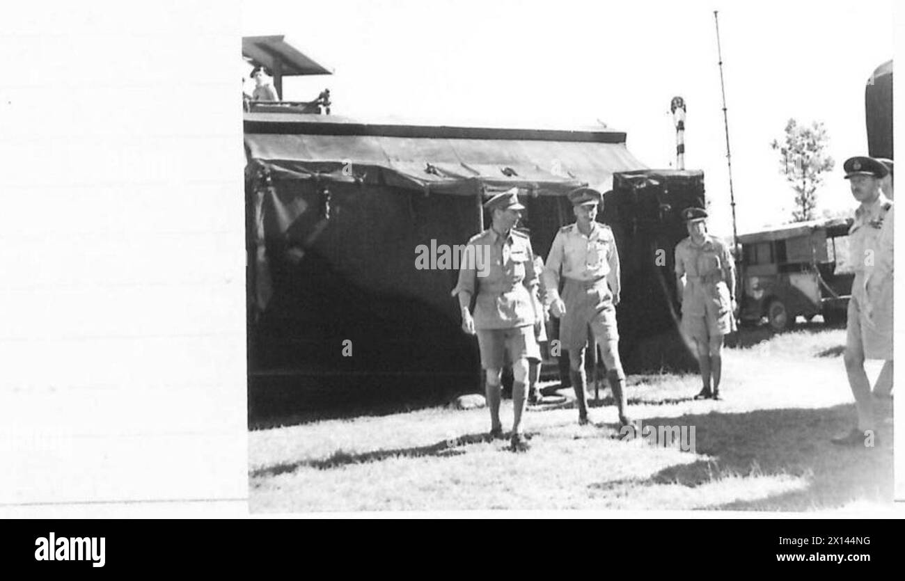 Seine Majestät der König besucht einen Flugplatz, um die Wüstenluftwaffe zu überprüfen und Personal, Flugzeuge und Einsatzbereitschaft während der Kriegsoperationen in Italien zu überprüfen. Stockfoto