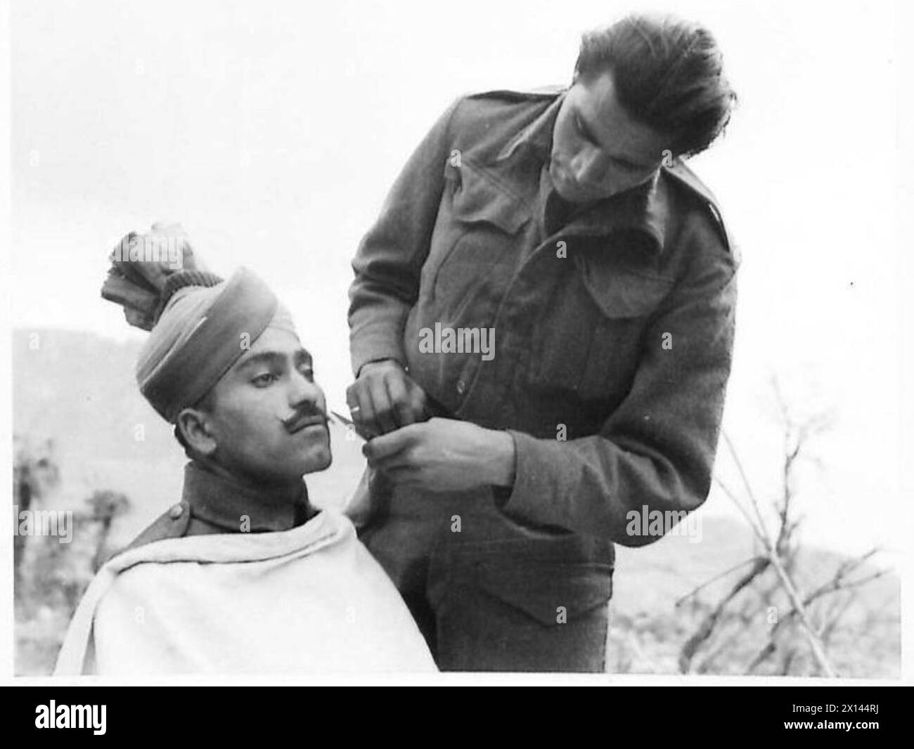ITALIEN: FÜNFTE ARMYBRITISH INDISCHE PROPSTFIRMA - Havildar Gianchand von Poonch lässt seinen Schnurrbart von Baz Khan von Jhelum schneiden. Die Indianer sind sehr stolz auf ihre feinen Schnurrbärte der Britischen Armee Stockfoto