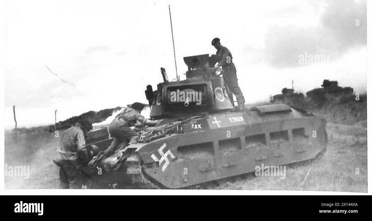 Die Besatzungsmitglieder besteigen Matilda-Panzer während eines Trainings der British Army. Stockfoto
