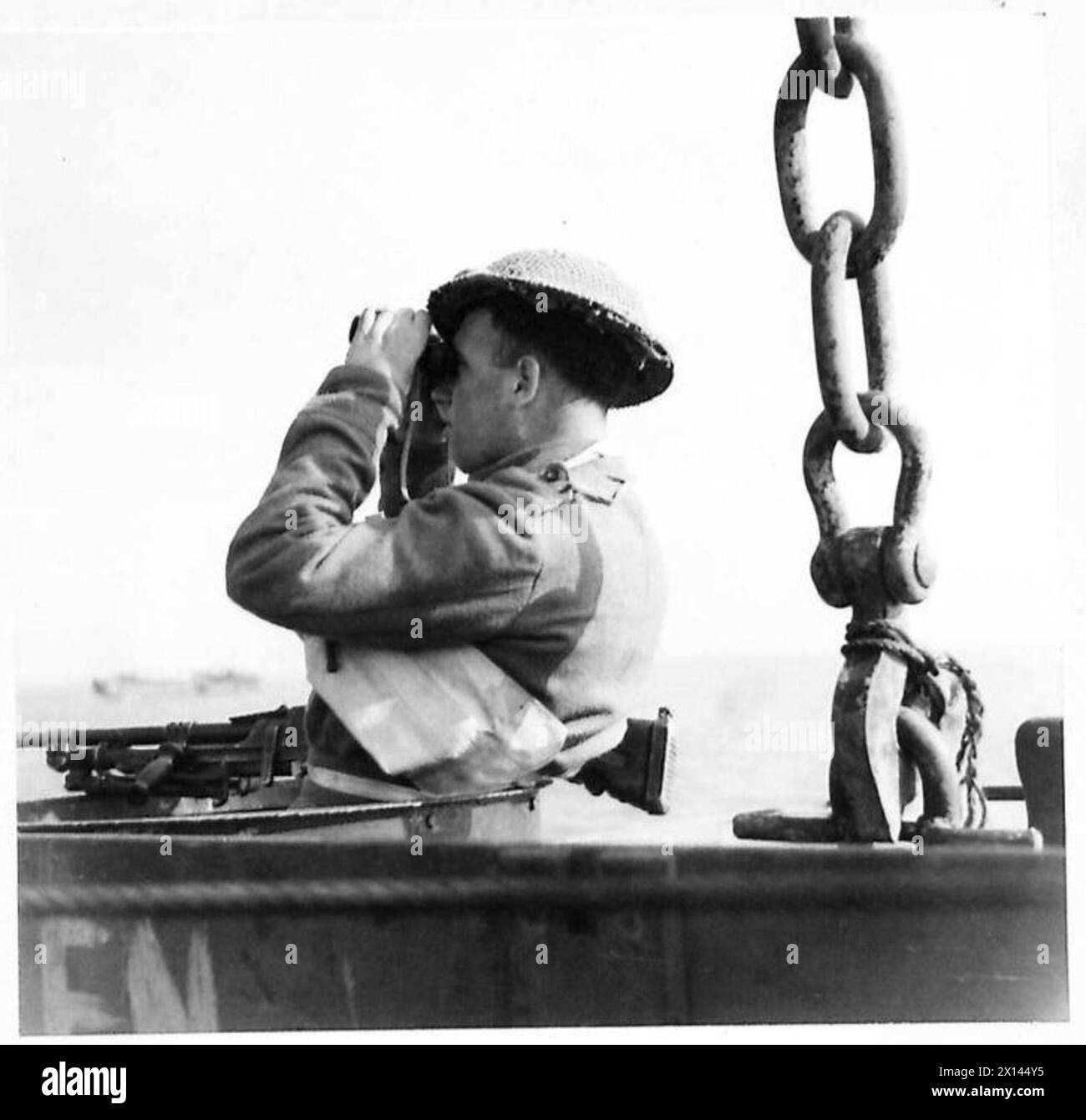 Der private W.T. Ragot vom 1. Loyalen Regiment überwachte den Himmel während der Frühphase einer alliierten Landungsoperation südlich von Rom auf feindliche Flugzeuge. Stockfoto