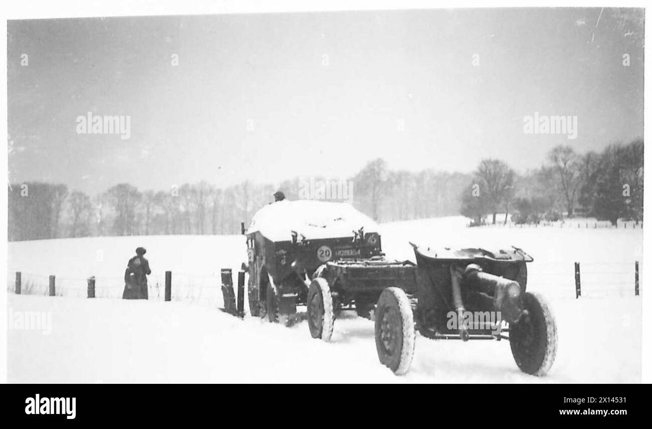 DIE POLNISCHE ARMEE IN GROSSBRITANNIEN, 1940-1947 - Morris-kommerzieller 'Quad'-Artillerietraktor und eine 4,5-Zoll-Haubitze des 1. Schwere Artillerie-Regiments (1. Polnisches Korps) betreten das Feld, um während eines Übungsschießens in schneebedeckter schottischer Landschaft eine Position zu einnehmen polnische Armee, polnische Streitkräfte im Westen, 1. Korps, polnische Streitkräfte im Westen, 1. Korps, 1. Schwere Artillerie-Regiment Stockfoto