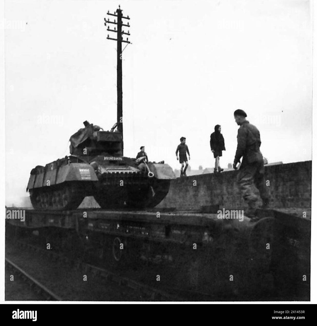 Das Personal der britischen Armee bereitet sich darauf vor, im Rahmen der Bewegungskontrolle zusätzliche Panzer von Eisenbahnwagen zu entladen. Stockfoto