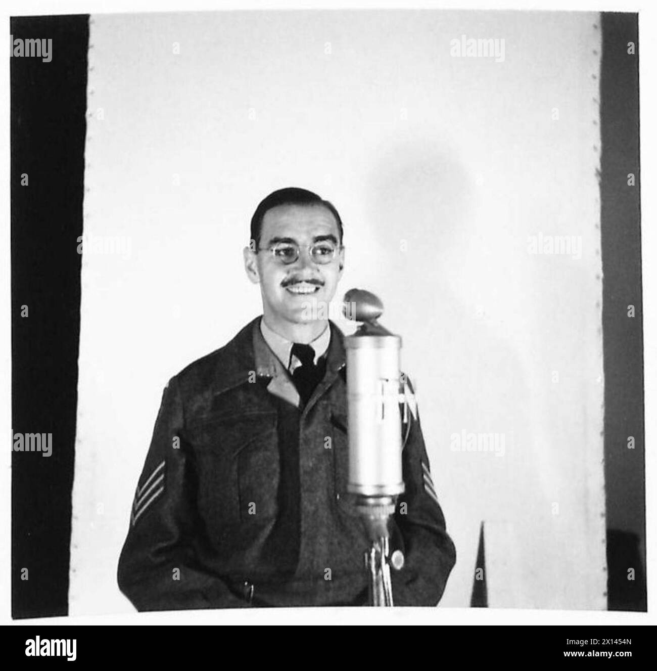 Sergeant Bill Valentine von der kanadischen Armee, ehemals Radiosprecher, leitet das Variety Department des British Forces Network in Hamburg und nimmt an Sendungen für kanadische Truppen Teil. Stockfoto