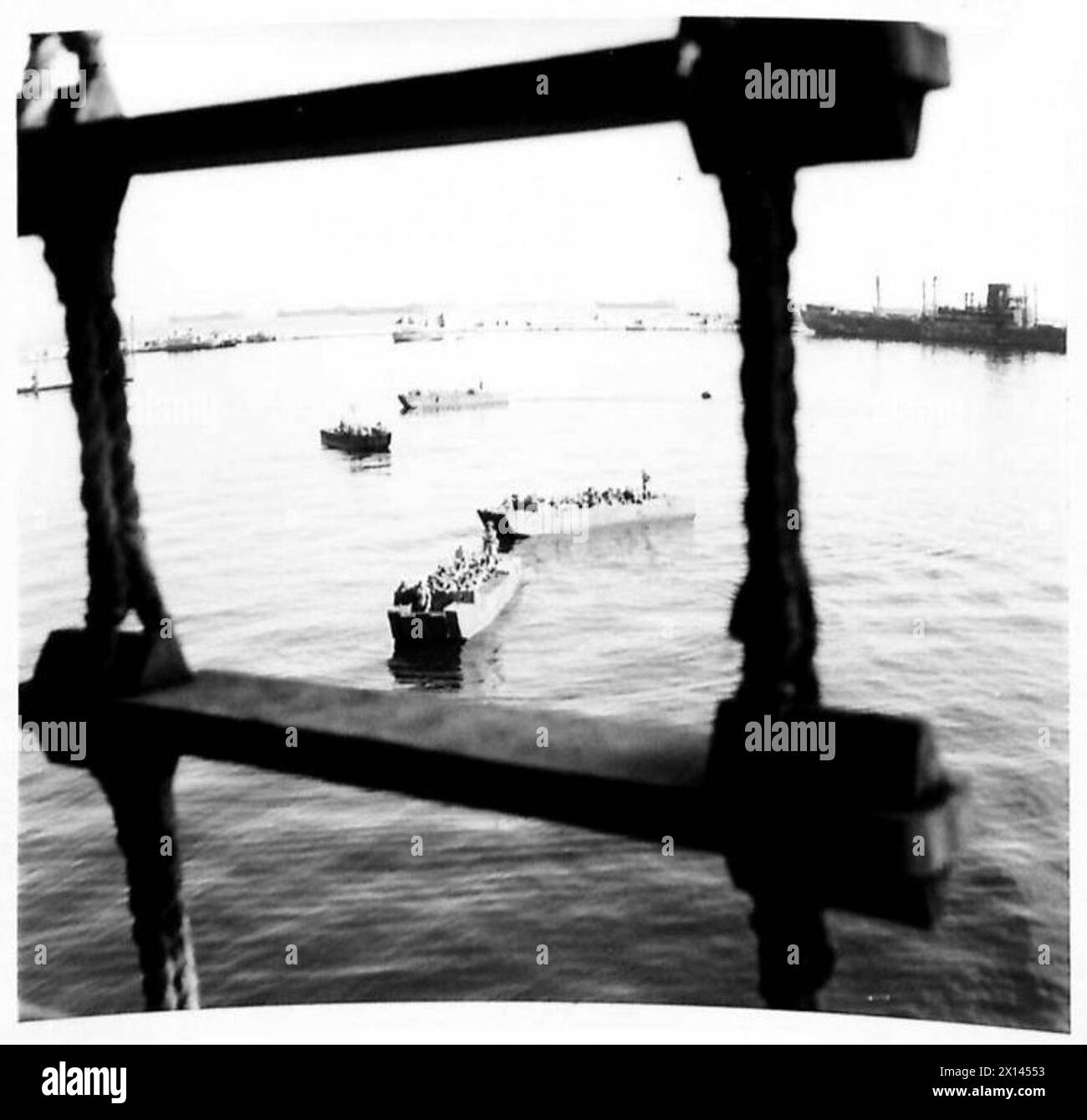 Männer des britischen Infanterie-Bataillons Royal Fusiliers werden von Tripolis aus an Bord des Schiffes Sobieski transportiert, wobei Landungsschiffe Truppen während der Landung der Salerno-Bucht der Fünften Armee in Italien bringen. Stockfoto