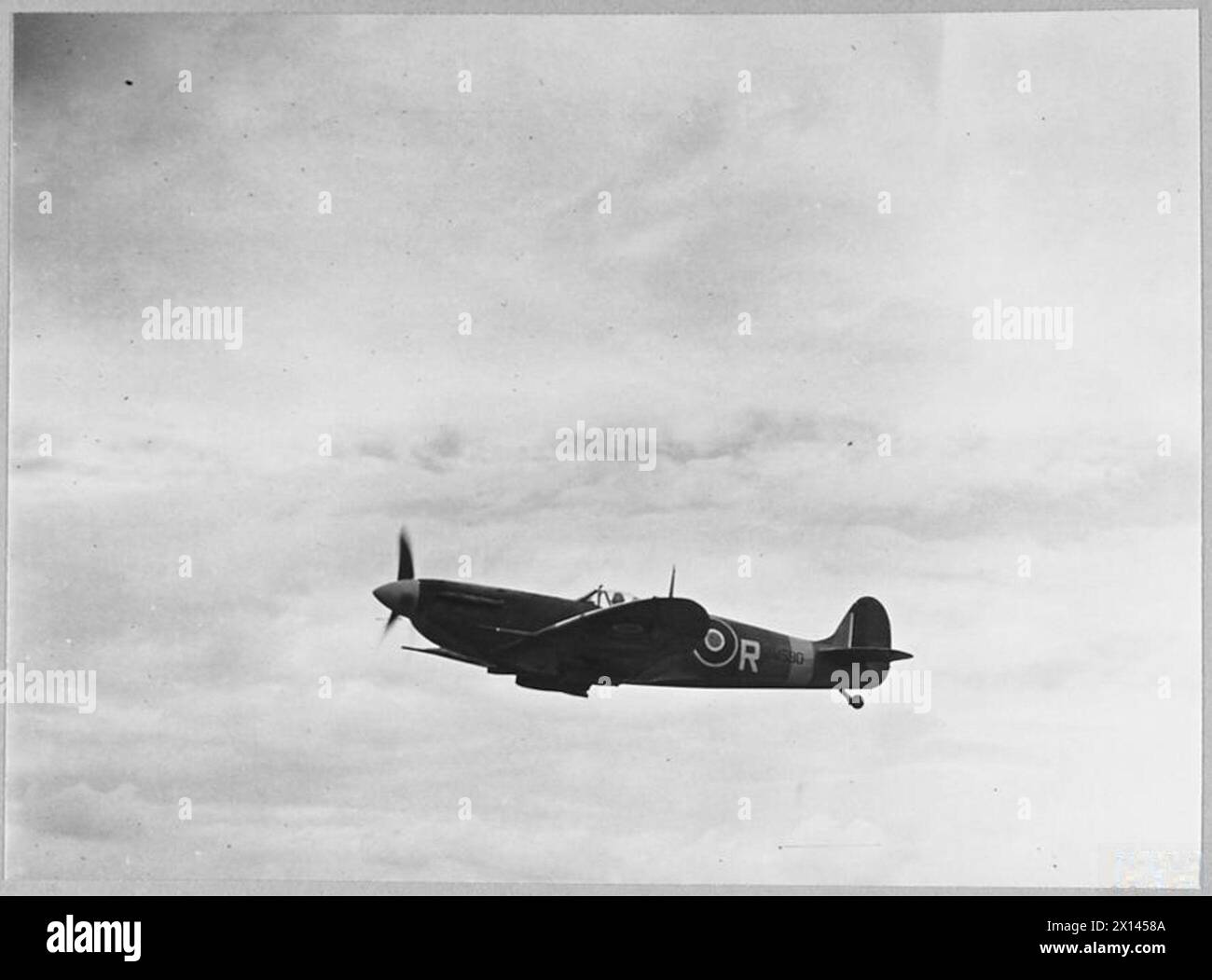 Supermarine Spitfire VB Kampfflugzeug im Einsatz bei der Royal Air Force, gezeigt in Flug 1942. Stockfoto