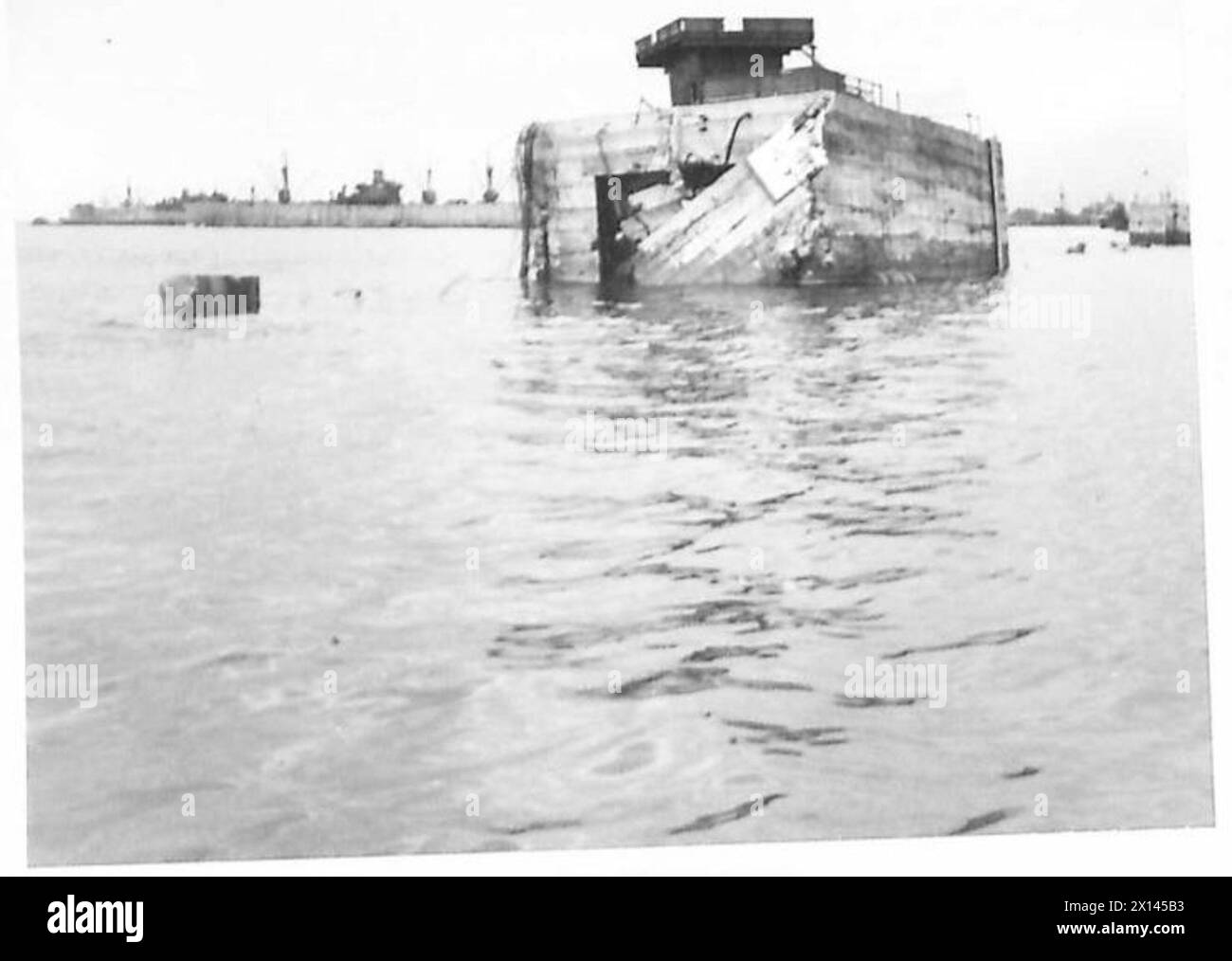 Am 7. Juli führen Mitarbeiter der britischen Armee Bergungsoperationen am Mulberry B Hafen durch und zeigen dabei Wrackteile aus militärischen Operationen. Fotografisches negativ. Stockfoto