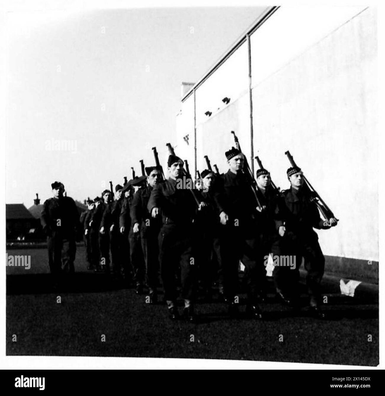 Nach dem Langlauftraining werden Soldaten der britischen Armee geschickt gekleidet auf einer Parade gezeigt. Stockfoto