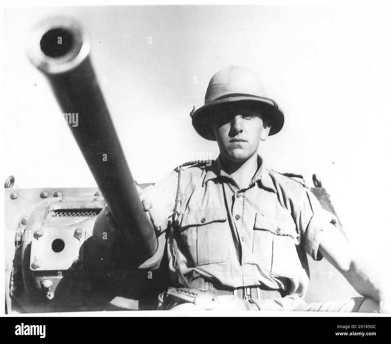 Ein Fahrer der R.T.C. positioniert einen Panzer am Kai, als neue Ausrüstung in Ägypten für Operationen der britischen Armee eintrifft. Stockfoto