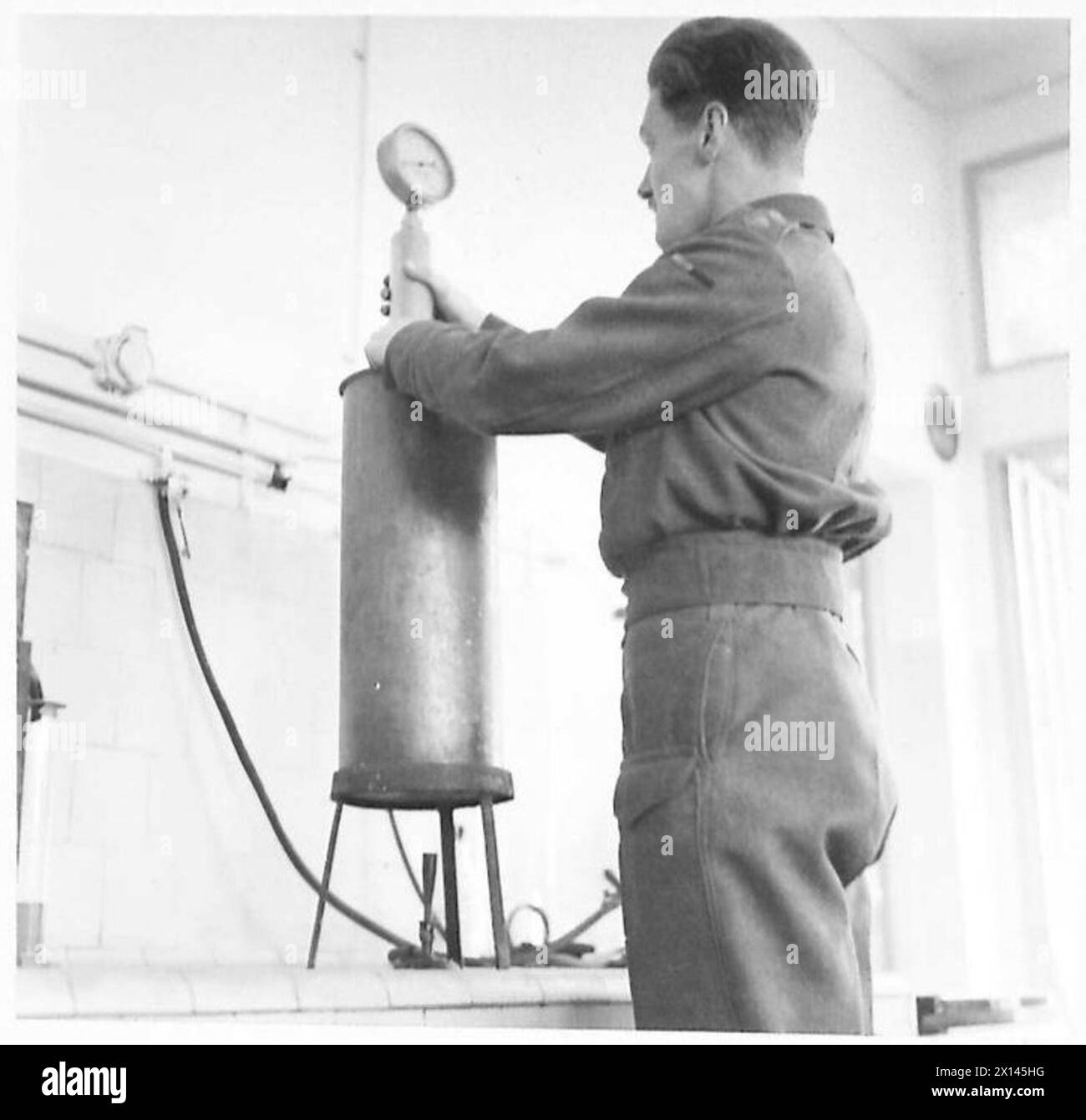 Das Personal der britischen Armee führt Operationen bei der North Africa Bulk Petroleum Storage Company durch, wobei eine Reid-Dampfdruckbombe verwendet wird, um die Kraftstoffflüchtigkeit zu messen. Stockfoto