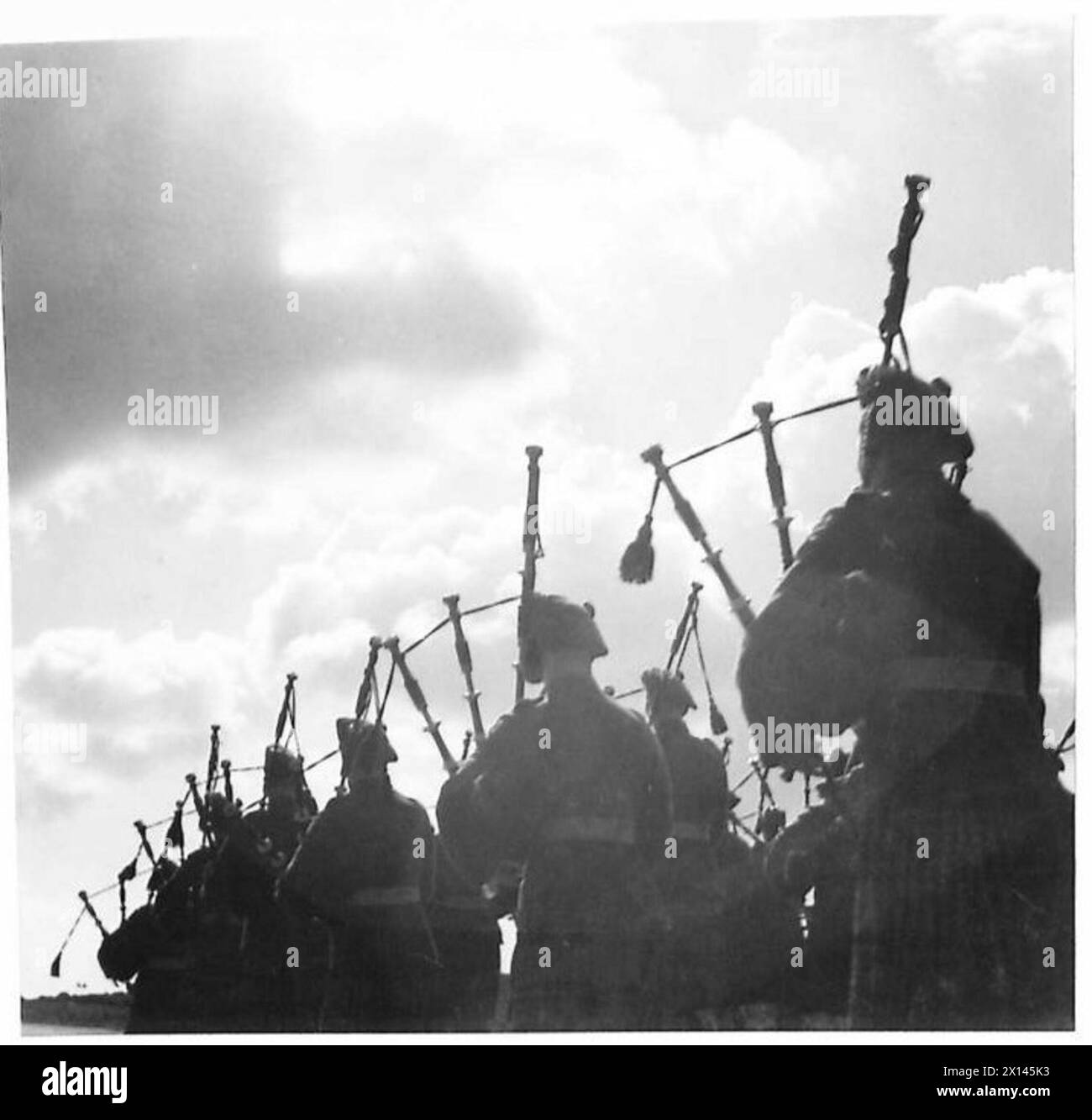 Die Pipe Band der Highland Light Infantry marschiert entlang einer Route als Teil der Ausbildung der British Army und zeremoniellen Aufgaben. Stockfoto