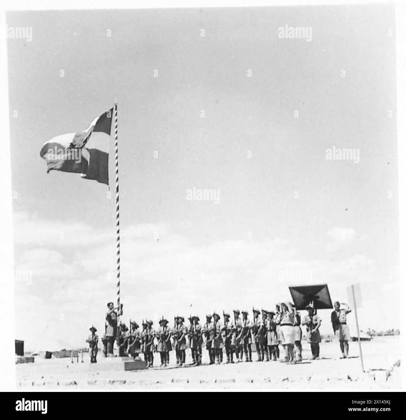 Die griechische Armee im Nahen Osten hisste jeden Morgen die Lagerflagge mit einer vollen Zeremonie. Stockfoto