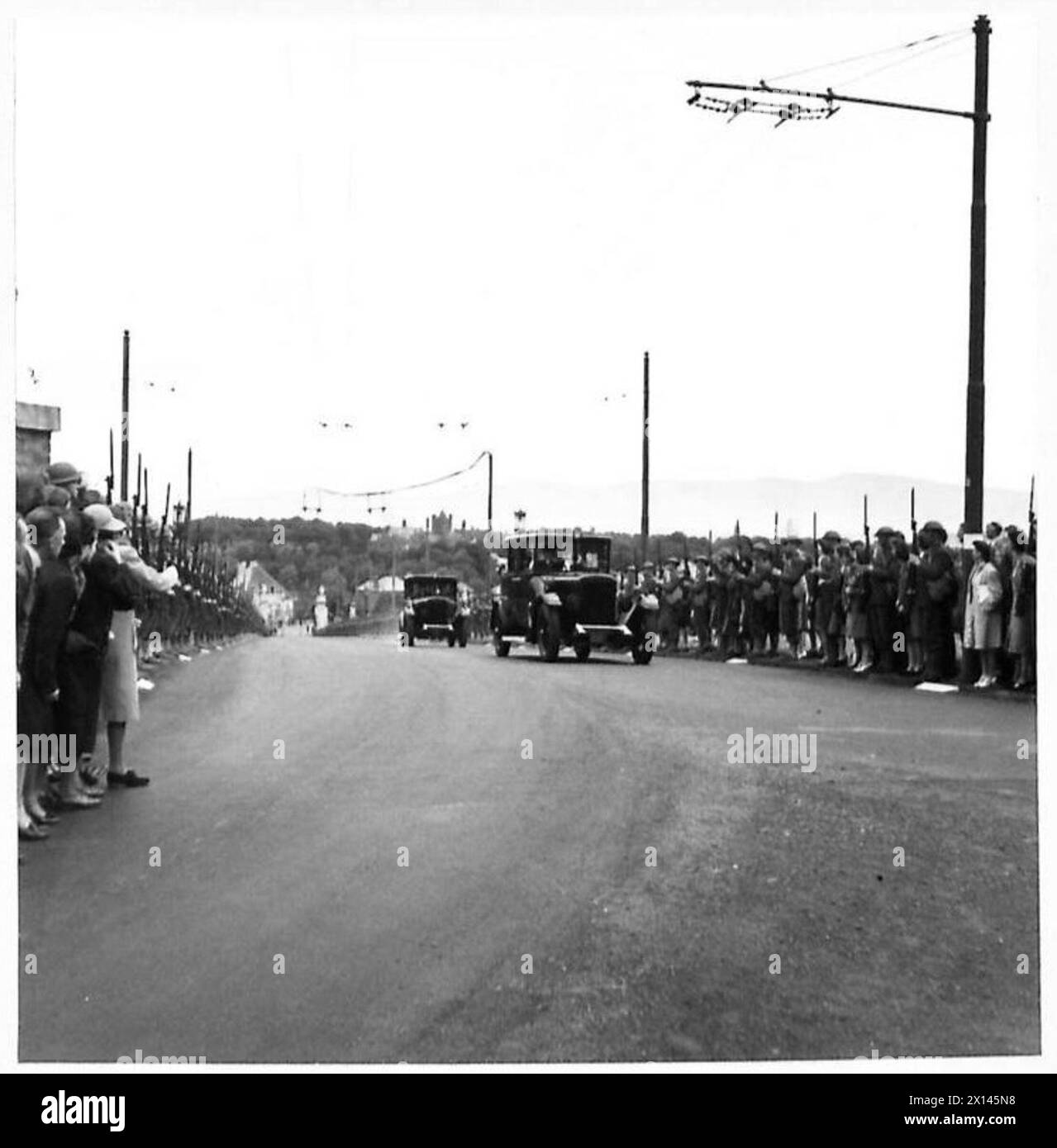 König und Königin besuchen Nordirland mit US-Truppen, die während ihrer Ankunft die Straßen säumen und fahren vorbei, beobachtet von der britischen Armee. Stockfoto