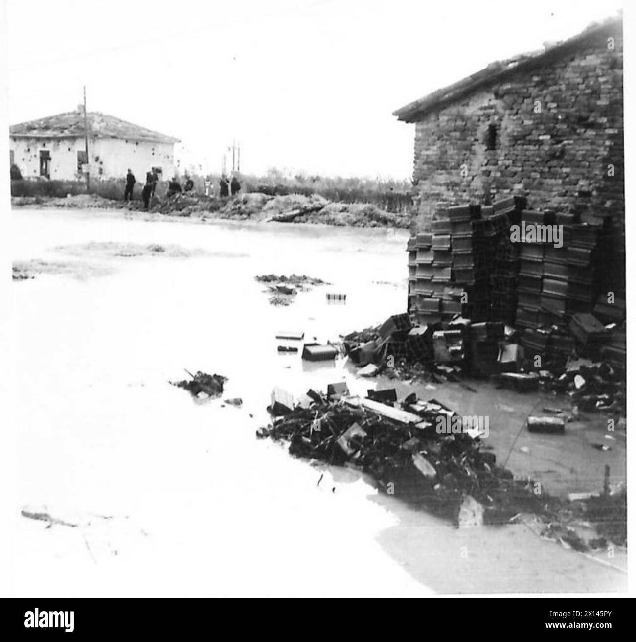 Ein Bauernhaus und Nebengebäude in der Gegend von Rimini sind aufgrund eines starken Sturms überflutet, der die Region während der Operationen der Achten Armee heimsuchte. Stockfoto