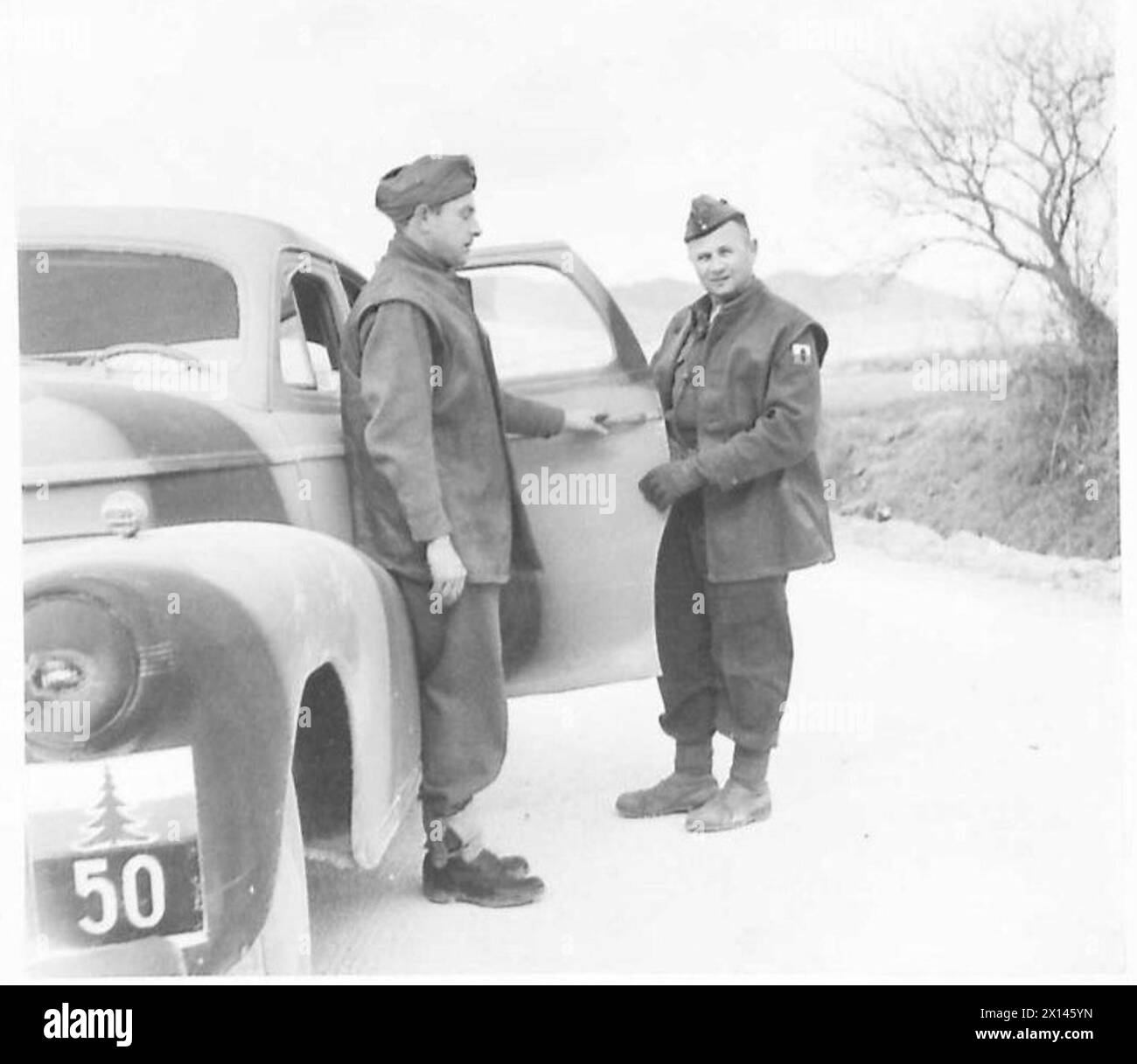 General Bolesław Duch, Kommandeur der 3. Karpatengewehr-Division, steigt am 25. März 1944 in Pesconlanciano in sein Auto ein, nachdem seine Soldaten General Oliver Leese, Kommandeur der 8. Britischen Armee, demonstrierten. Stockfoto