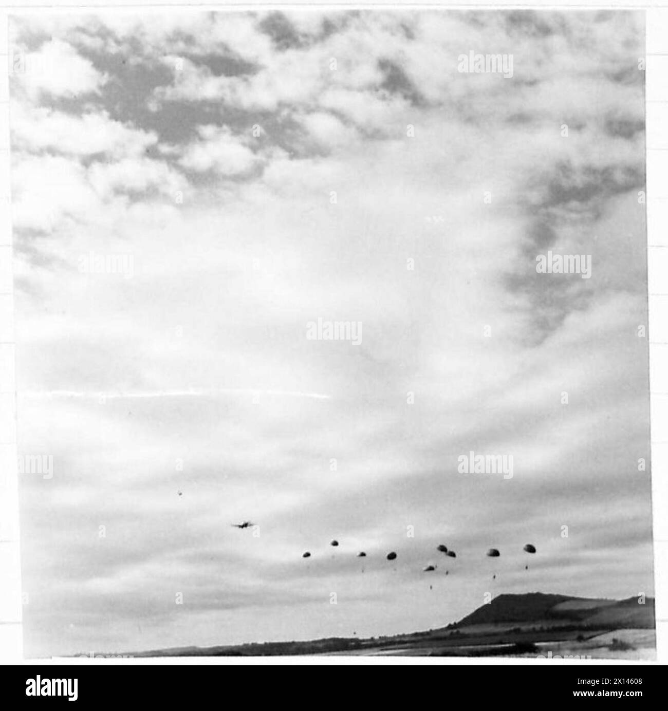 Fallschirmjäger der 1. Polnischen unabhängigen Fallschirmbrigade führen eine zweitägige Übung durch, bei der sie aus dem Flugzeug fallen und bei Lauder Common im Scottish Command landen. Stockfoto