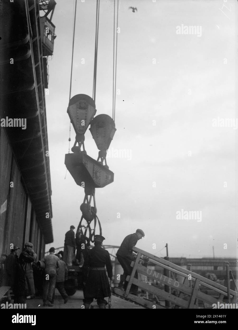 Am 7. Dezember 1944 hob der Riesenkran Mammoth am Gladstone Dock in Liverpool ein 147 Tonnen schweres Tanklandefahrzeug vom Wasser auf das Deck eines Tanklandeschiffs. Stockfoto