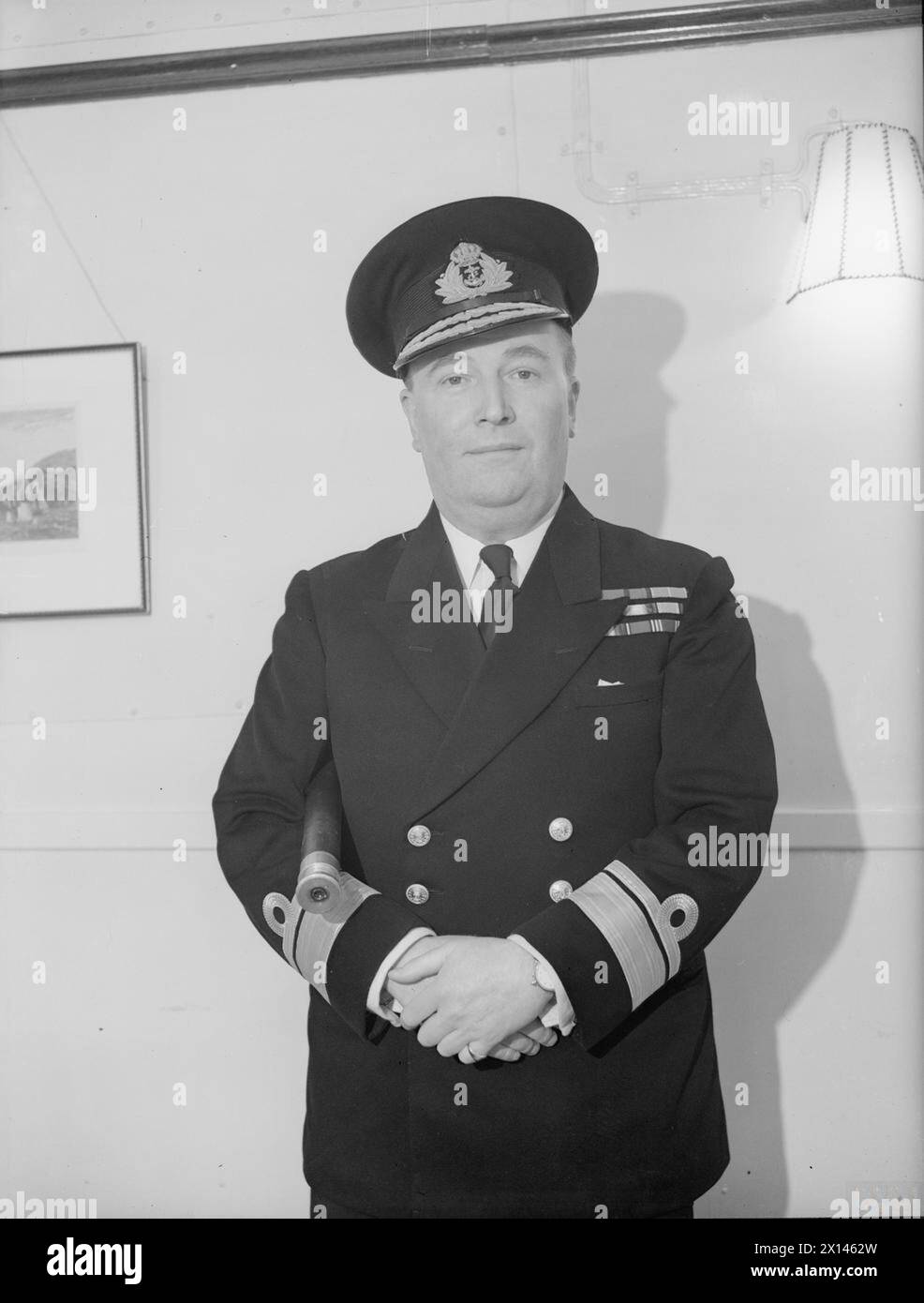 VIZEADMIRAL R L BURNETT, CB, OBE, DSO. JUNI 1943, SCAPA FLOW. ADMIRAL BURNETT BEFEHLIGTE DIE KREUZERTRUPPE, DIE AM 26. DEZEMBER 1943 EINE WICHTIGE ROLLE BEIM UNTERGANG DES DEUTSCHEN SCHLACHTSCHIFFS SCHARNHORST SPIELTE. - Vizeadmiral R L Burnett, CB, OBE, DSO, (NB er trägt Konteradmiral-Streifen) Stockfoto