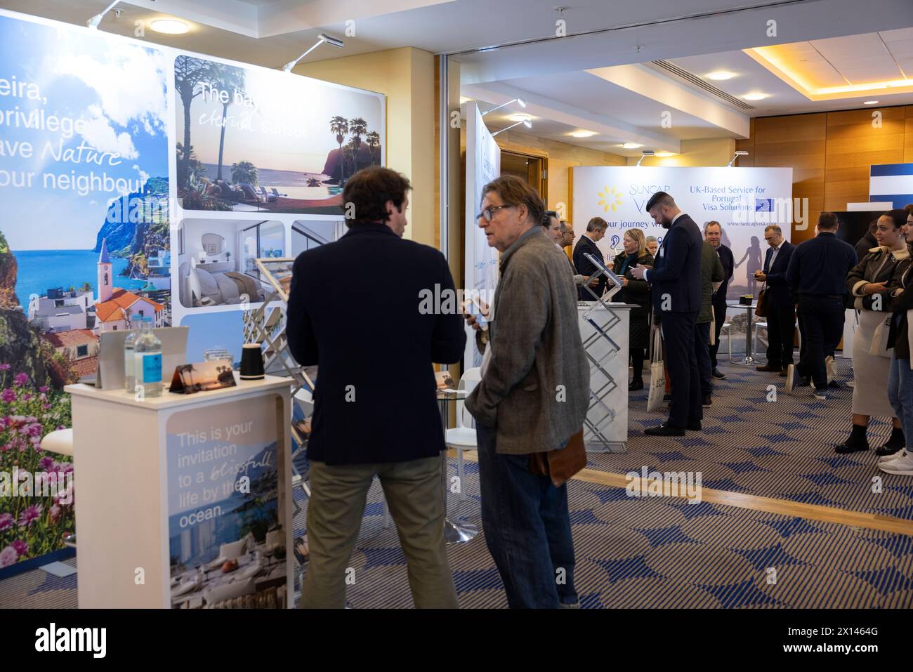 Moving to Portugal Show, die Ratschläge darüber gibt, wie englische Bürger den Umzug nach Portugal machen können, fand im März 2024 in London statt Stockfoto