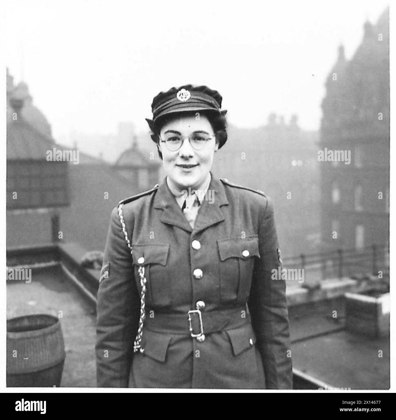 Corporal A. Crowther, der im Mai 1940 der ATS beigetreten ist, wird während der Rekrutierungsaktivitäten in Huddersfield dargestellt, die der militärischen Tradition der Familie folgen. Stockfoto