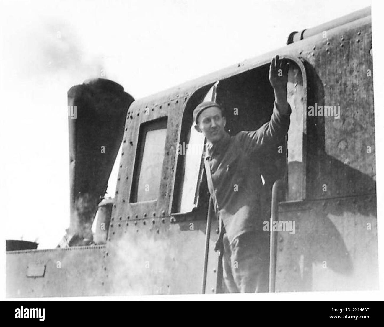 Der Zugführer Zivadin Zivadirrarc betreibt am Belgrader Cosmopolitan Railway Station einen 1929er-Motor und wartet auf das Abfahrtssignal. Stockfoto