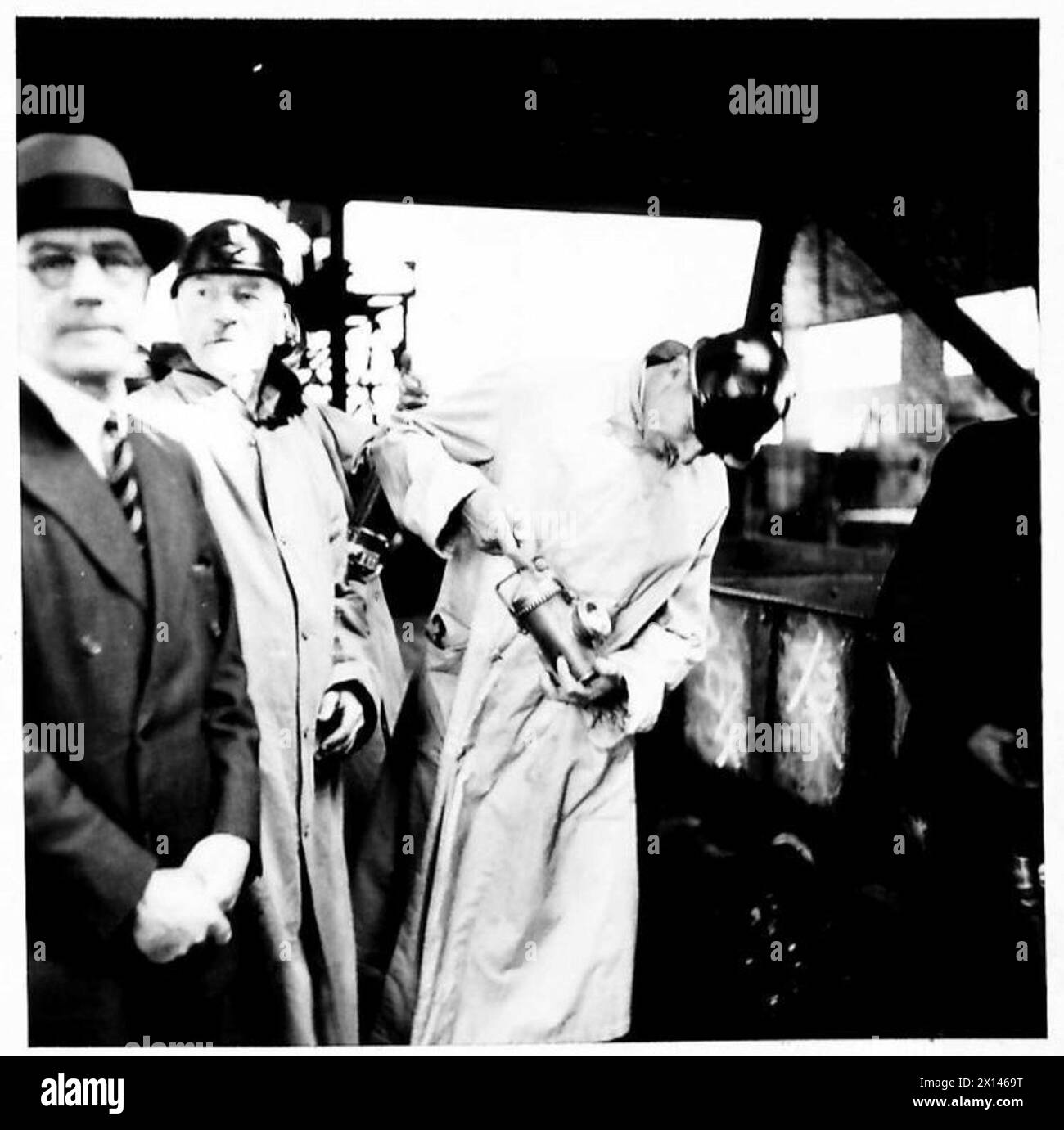 Generalleutnant E.C.A. Schreiber inspiziert die Lampe seines Bergarbeiters, bevor er während eines Besuchs der British Army in eine Zeche in South Wales absteigt. Stockfoto