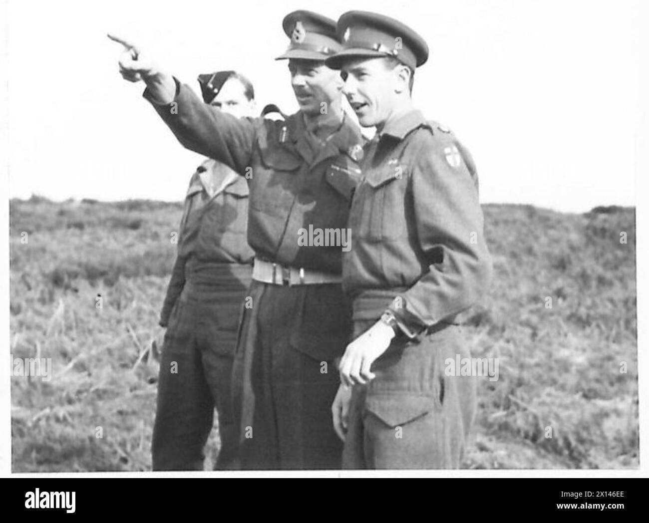 GENERALLEUTNANT M.C. DEMPSEY - Generalleutnant M.C. Dempsey erklärt einen Punkt im Gespräch mit Major R.H. Priestly British Army Stockfoto