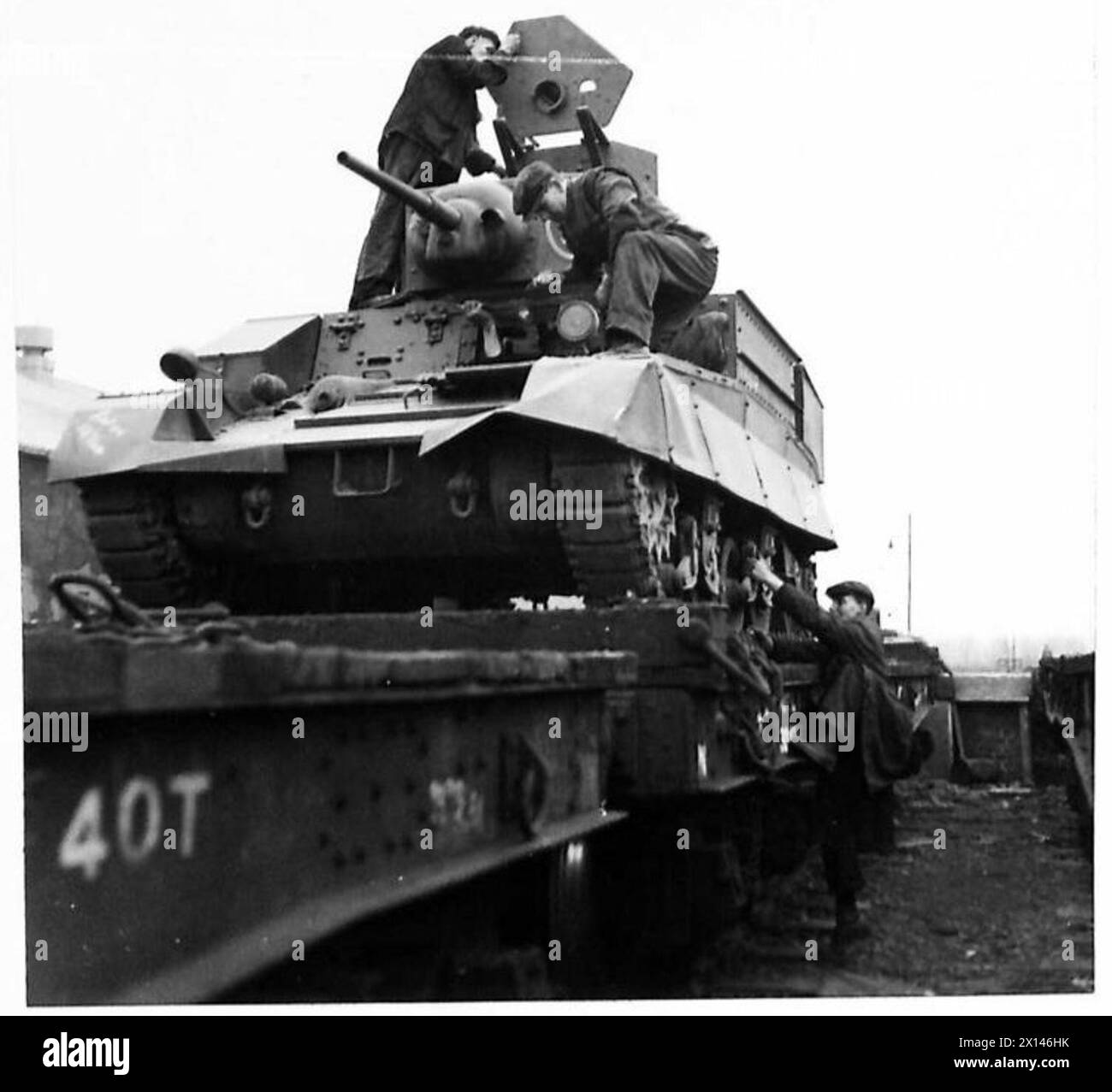 Ein amerikanischer Leichtpanzer General Stuart kommt mit der Bahn unter Aufsicht der britischen Armee im Rahmen des Lend-Lease-Ausrüstungsprogramms an einem Depot an. Stockfoto