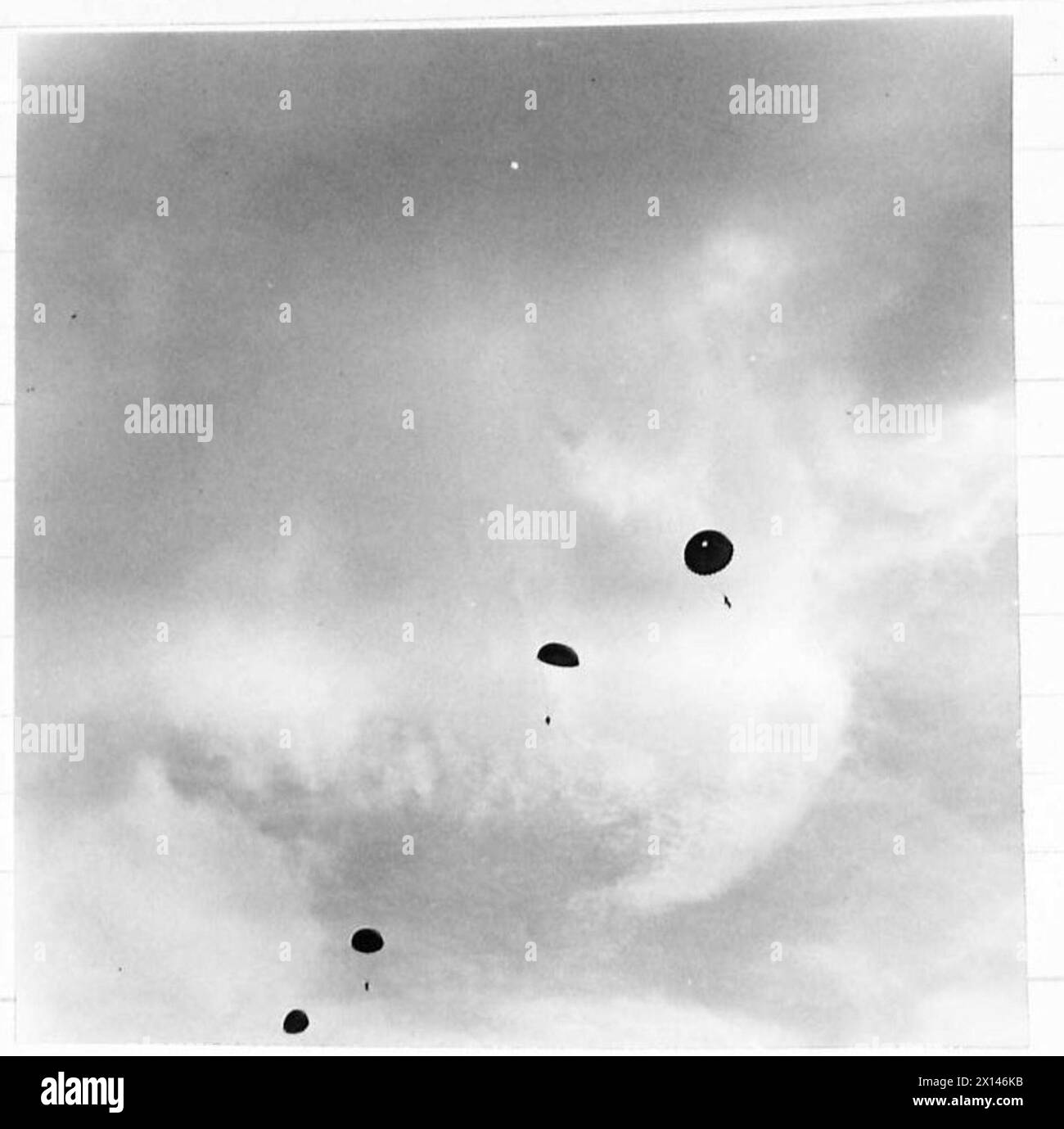 Fallschirmjäger der 1. Polnischen Independent Fallschirmbrigade führen während einer zweitägigen Übung in Lauder Common unter dem schottischen Kommando einen Luftabwurf durch. Stockfoto