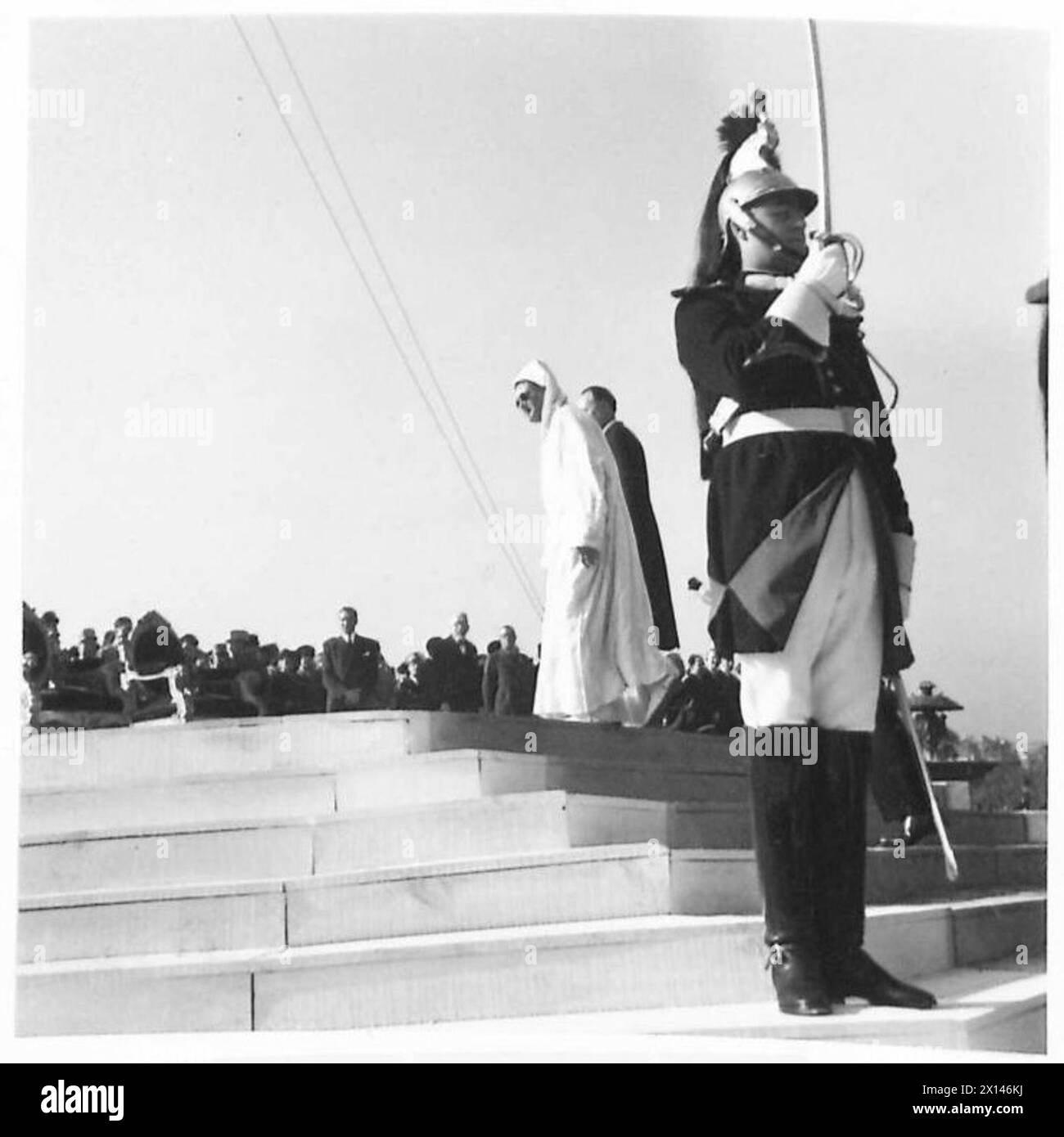 Der Sultan von Marokko trifft am Place de la Concorde ein, um an einer Pariser Parade teilzunehmen, die von britischen Armeepersonal bezeugt wird. Stockfoto