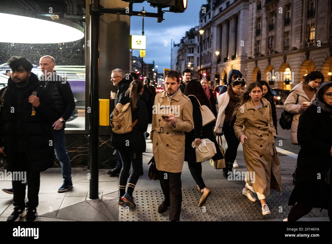 Pendler fahren am Piccadilly in Mayfair nach Hause, wo ihr Arbeitstag zu Ende geht, London, England, Großbritannien Stockfoto