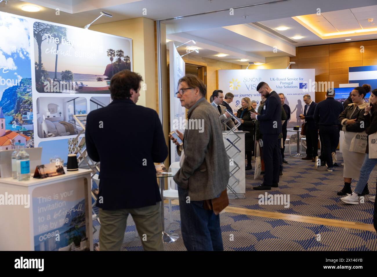 Moving to Portugal Show, die Ratschläge darüber gibt, wie englische Bürger den Umzug nach Portugal machen können, fand im März 2024 in London statt Stockfoto