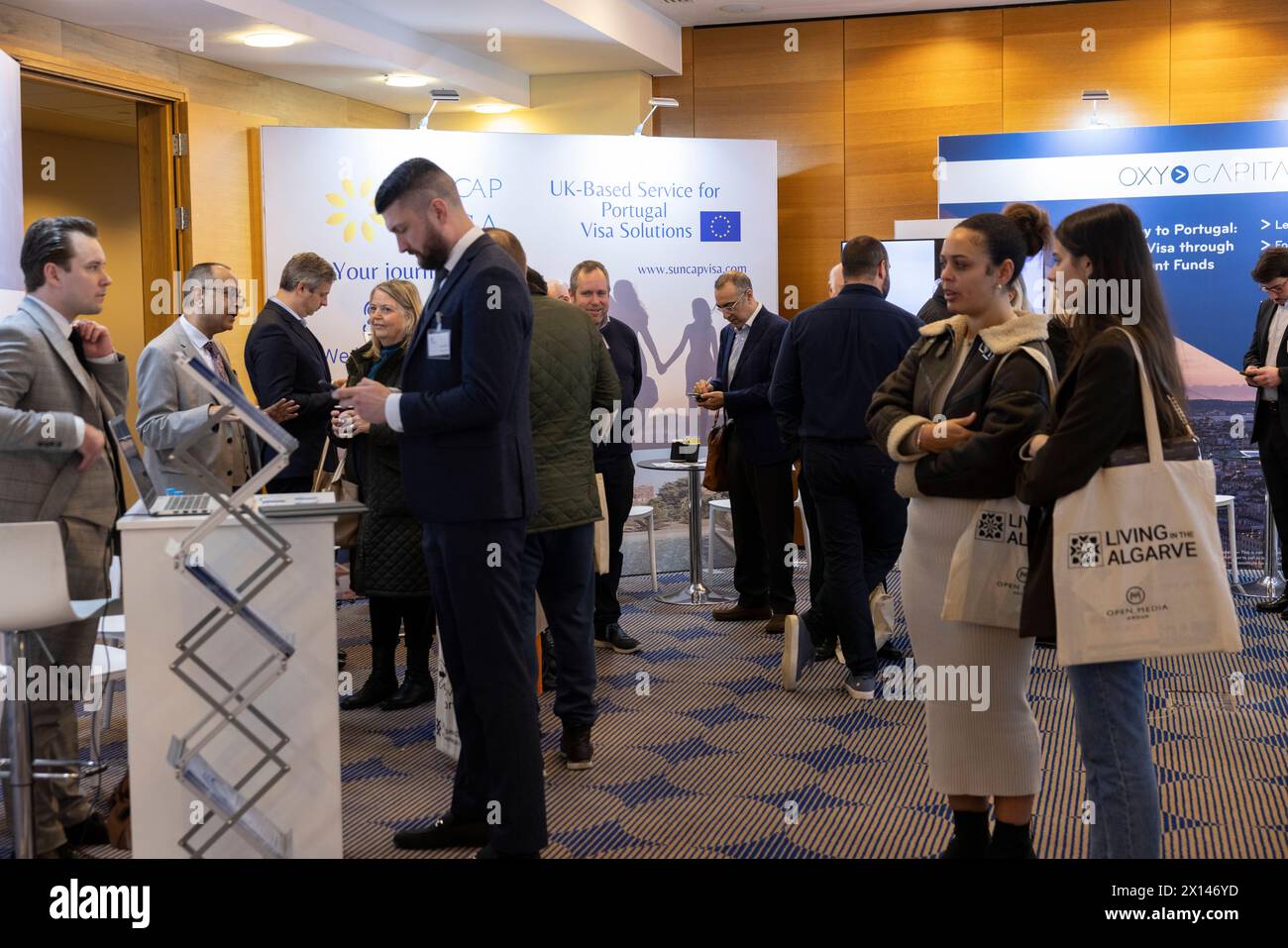 Moving to Portugal Show, die Ratschläge darüber gibt, wie englische Bürger den Umzug nach Portugal machen können, fand im März 2024 in London statt Stockfoto
