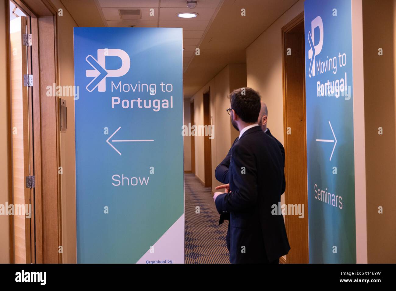 Moving to Portugal Show, die Ratschläge darüber gibt, wie englische Bürger den Umzug nach Portugal machen können, fand im März 2024 in London statt Stockfoto