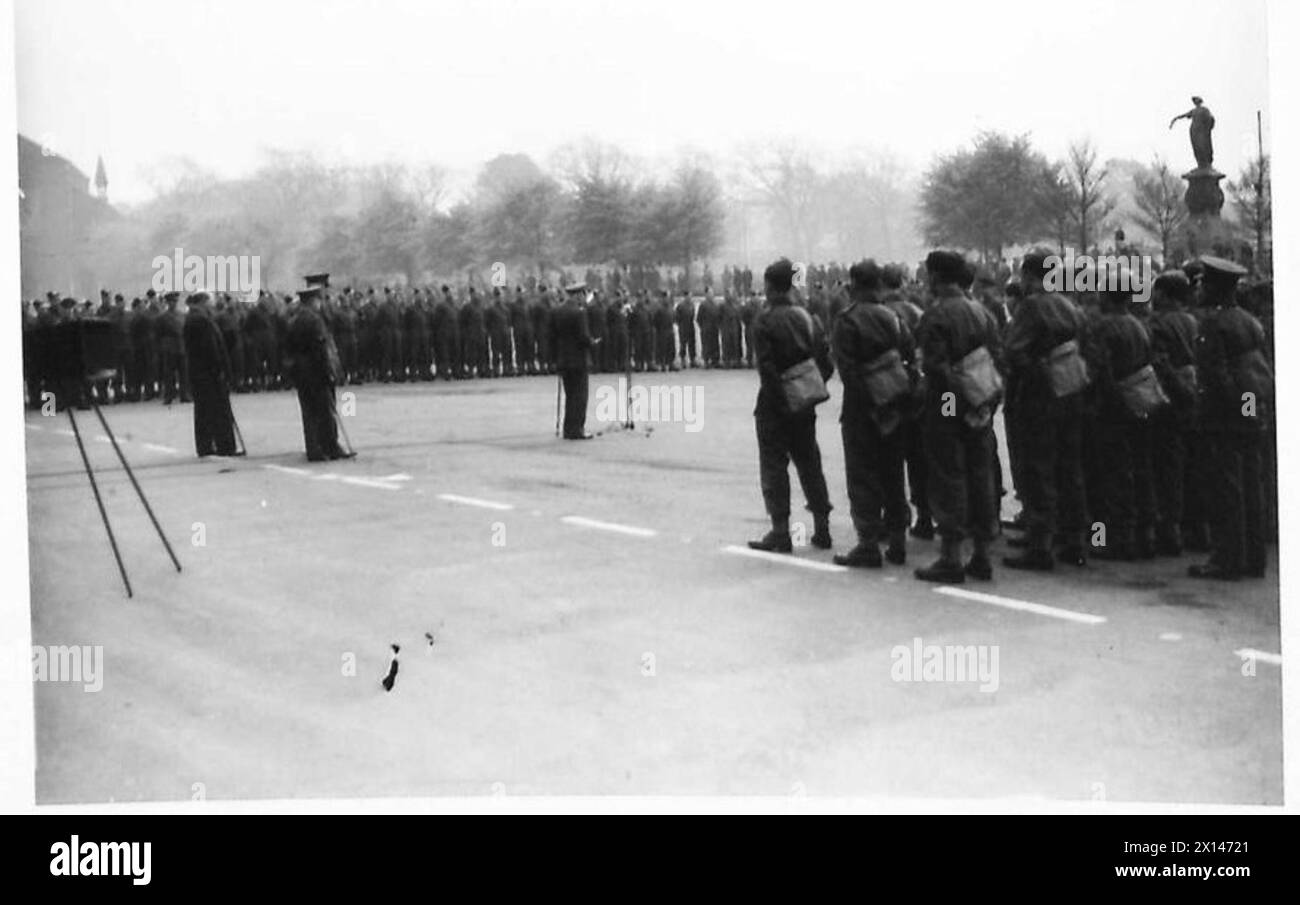 LORD MILNE INSPIZIERT NEWFOUNDLANDERS - Feldmarschall Lord Milne am Mikrofon und spricht mit den Truppen der Britischen Armee Stockfoto
