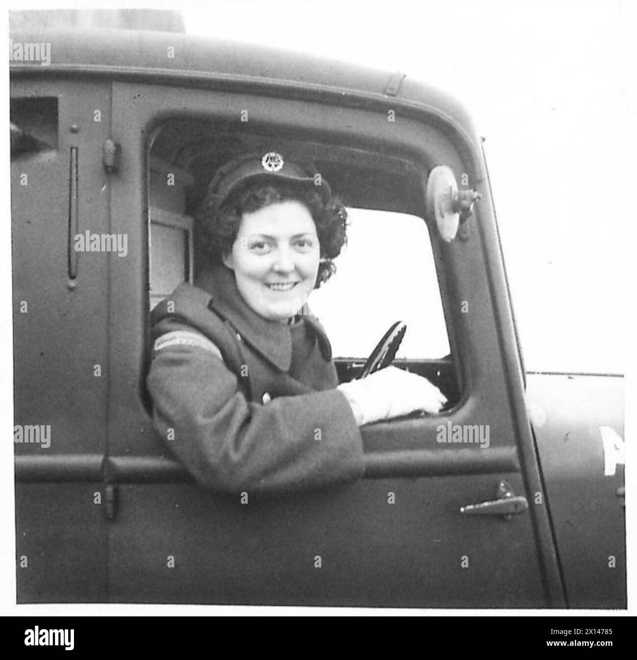 Pte. Johnson, ein ATS-Mitglied, wird fotografiert, wie er einen Krankenwagen fährt, der den Dienst in der britischen Armee demonstriert. Stockfoto