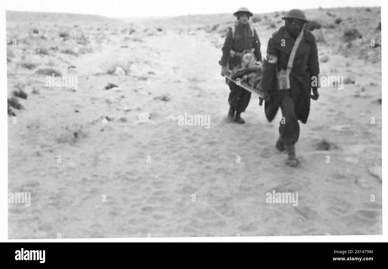 NEUESTE BILDER AUS DER westlichen WÜSTE - südafrikanische Truppen schlichen Wadis in Richtung Sollum während der Nacht herunter und griffen die Stadt im ersten Licht des Tages an. Ein verwundeter Mann, der nach dem Angriff der britischen Armee eingeliefert wurde Stockfoto