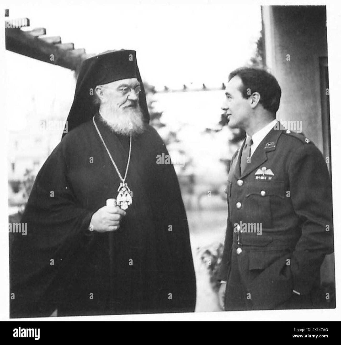 Erzbischof Damaskinos von Athen, potenzieller Regente von Griechenland, ist mit seinem Dolmetscher Major Frank Macaskie abgebildet. Fotografisches negativ dokumentiert den Klerus und den militärischen Verbindungsmann. Stockfoto