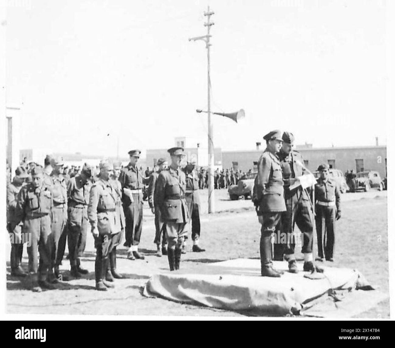 Feldmarschall Alexander inspiziert Einheiten der italienischen Armee im Training und hält eine Rede, in der sie in den alliierten Armeen unter Aufsicht der britischen Armee willkommen geheißen werden. Stockfoto