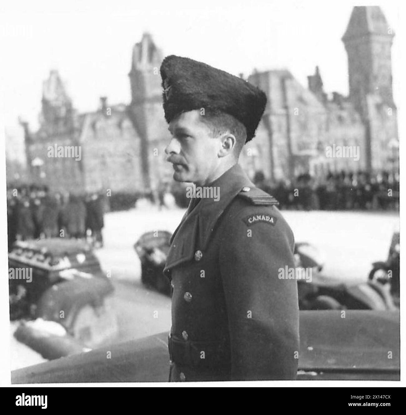 Ein Offizier der kanadischen Luftwaffe trägt eine Biberhautmütze, die im Winter verwendet wird. Stockfoto