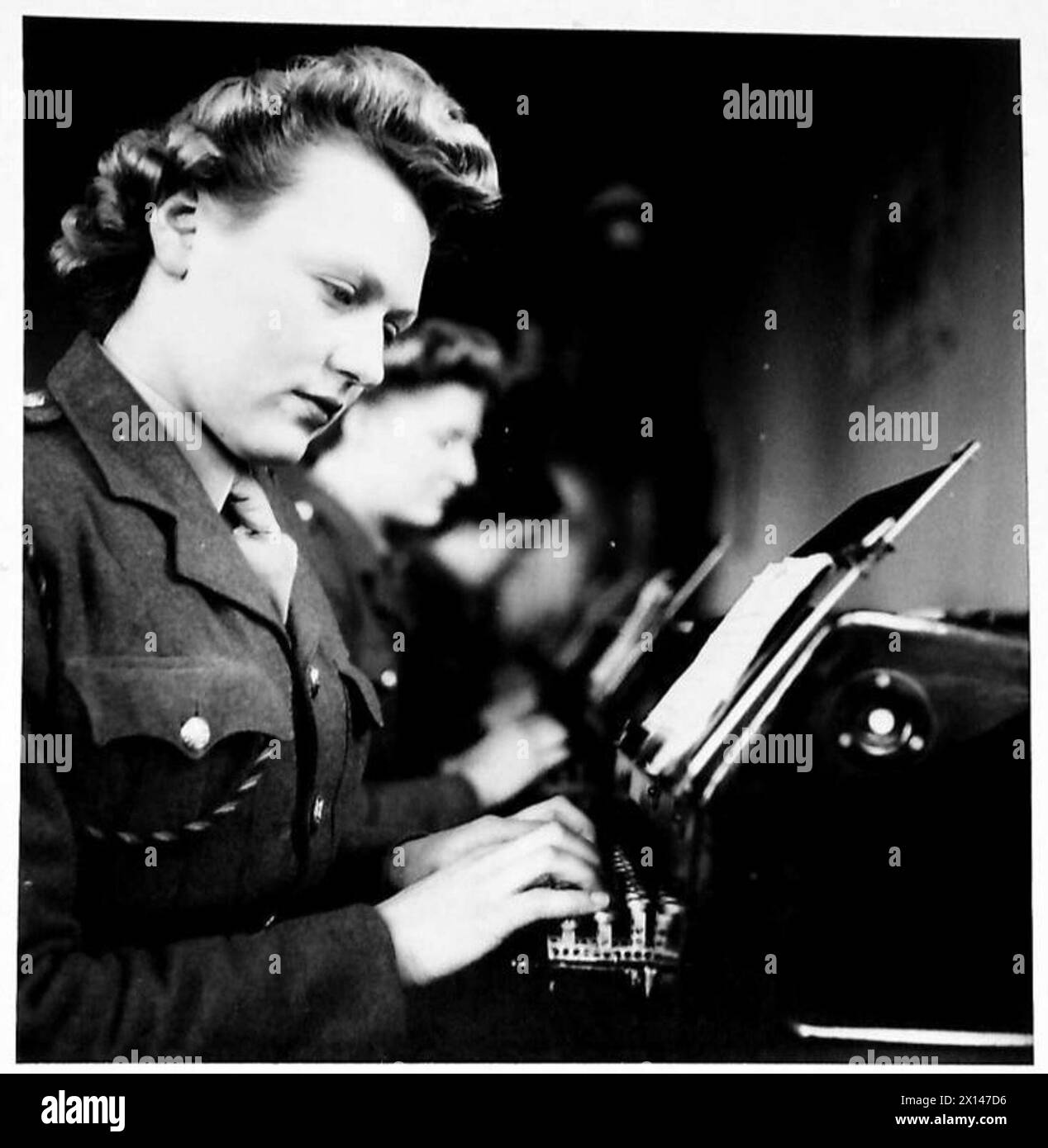 Der private G. Knight of London trainiert als Teleprinter-Betreiber an der ATS Signal School in Schottland, wo er Kommunikationsfähigkeiten und technische Fähigkeiten erlernt. Stockfoto