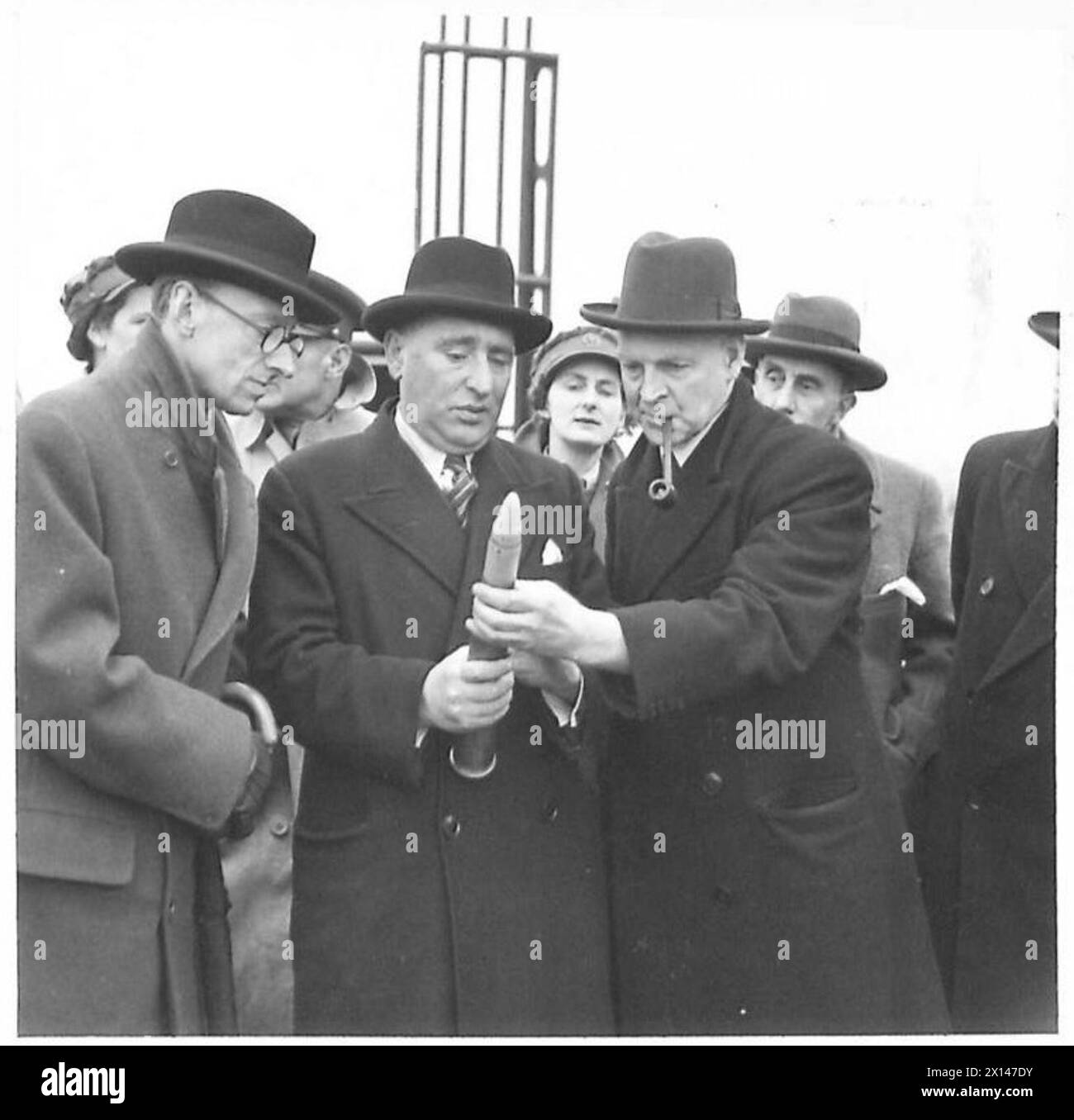 Parlamentsabgeordnete untersuchen eine Bofors-Granate an einer Flugabwehrbatterie in der Nähe von Harwich mit Personal der britischen Armee Stockfoto