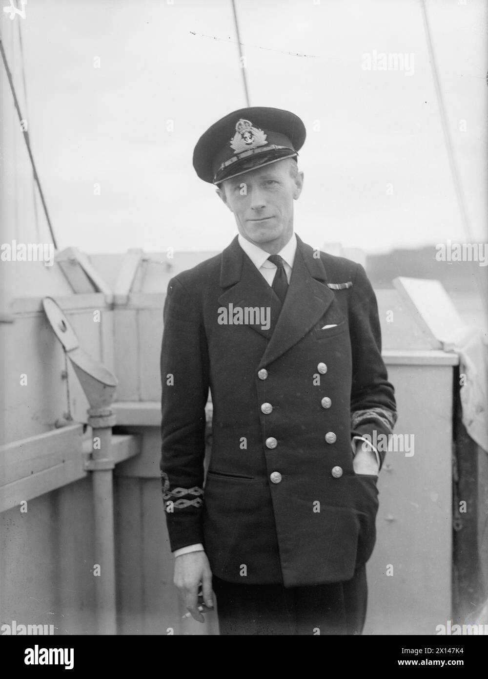 Leutnant L P Benny, RCNR, diente als Befehlshaber der HMCS Brumheller, Londonderry, 30. Juni 1943. Stockfoto