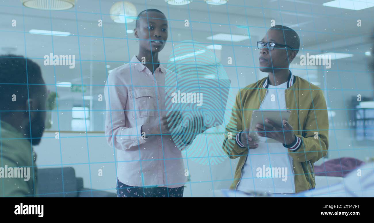Bild von Fingerabdrücken über afroamerikanischen Geschäftsleuten im Büro Stockfoto