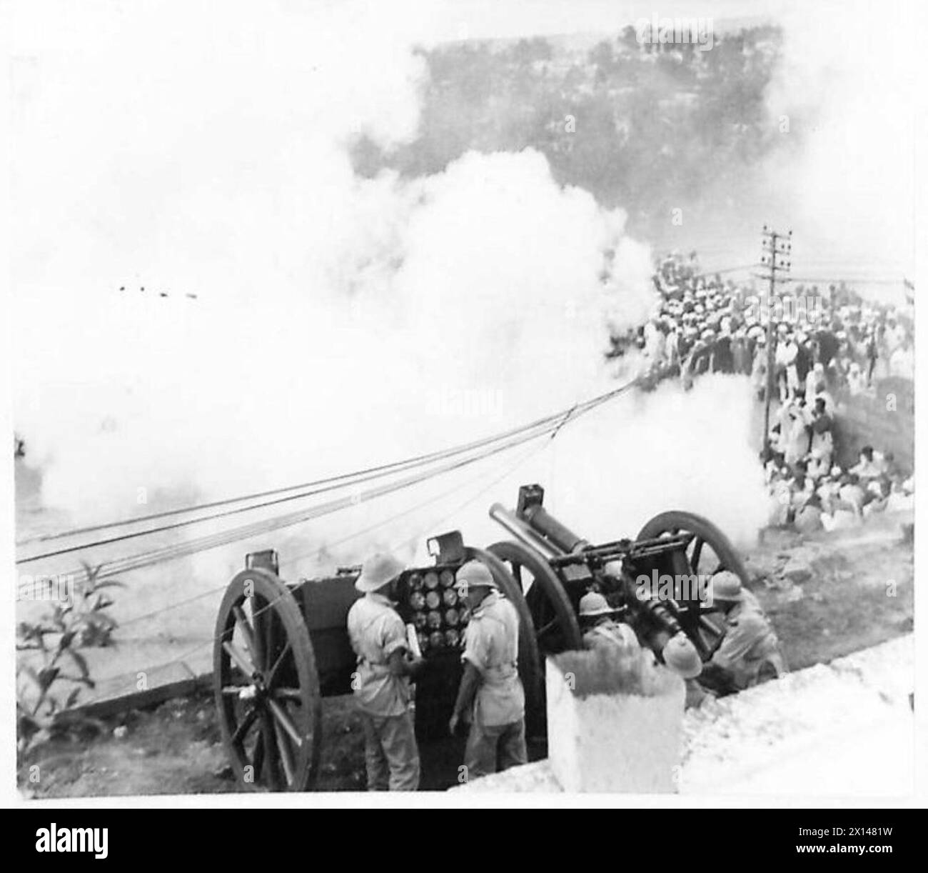 Ein Gruß mit 21 Kanonen wird zu Ehren der Ankunft von Kaiser Haile Selassie in Addis Abeba abgefeuert. Stockfoto