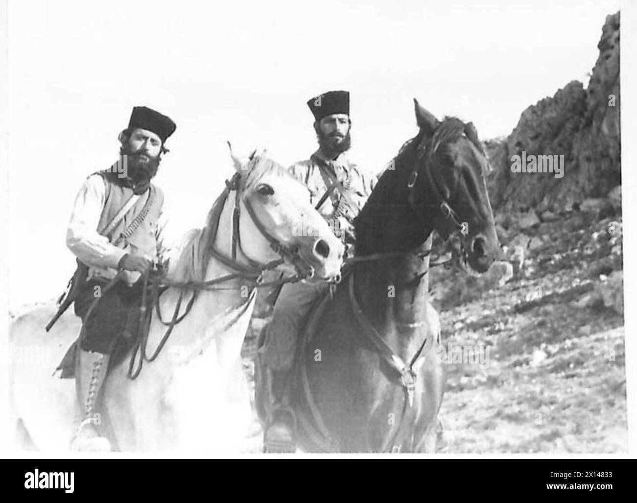 GRIECHENLAND : MIT DEN PARTISANEN - zwei wild aussehende Partisanen, Mitglieder der britischen Armee des Commander's Bodyguard Stockfoto