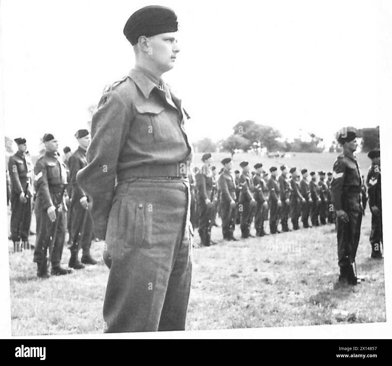 Ein TAG MIT DEM ROYAL BERKSHIRE REGIMENT, einem der Offiziere, die mit dem Bataillon, der britischen Armee, parierten Stockfoto