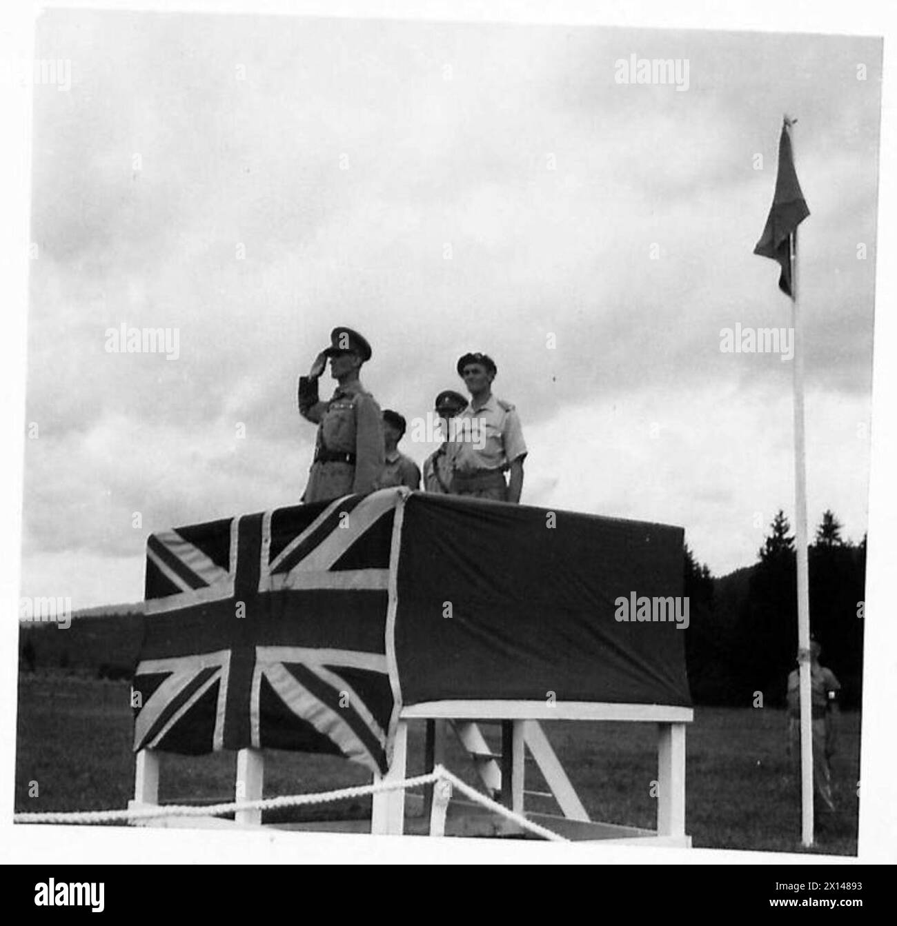 Lieut. General McCreery grüßt während des letzten märz der 27. Lancers, begleitet von Lieut. Colonel Horseburgh-Porter. Stockfoto
