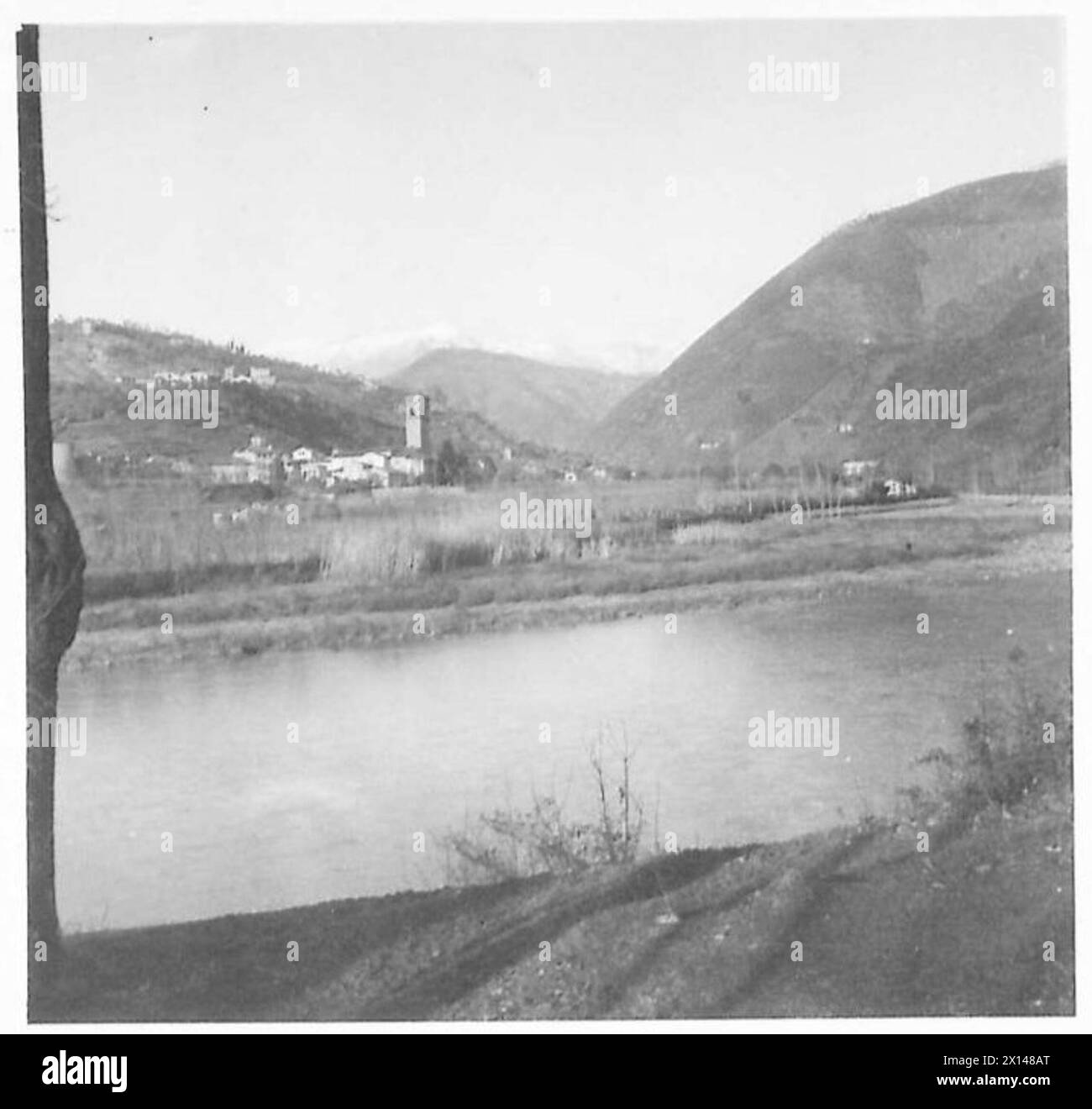 Malerischer Blick auf das Serchio-Tal mit schneebedeckten Bergen, verbunden mit Operationen der Fünften Armee, British Army. Stockfoto