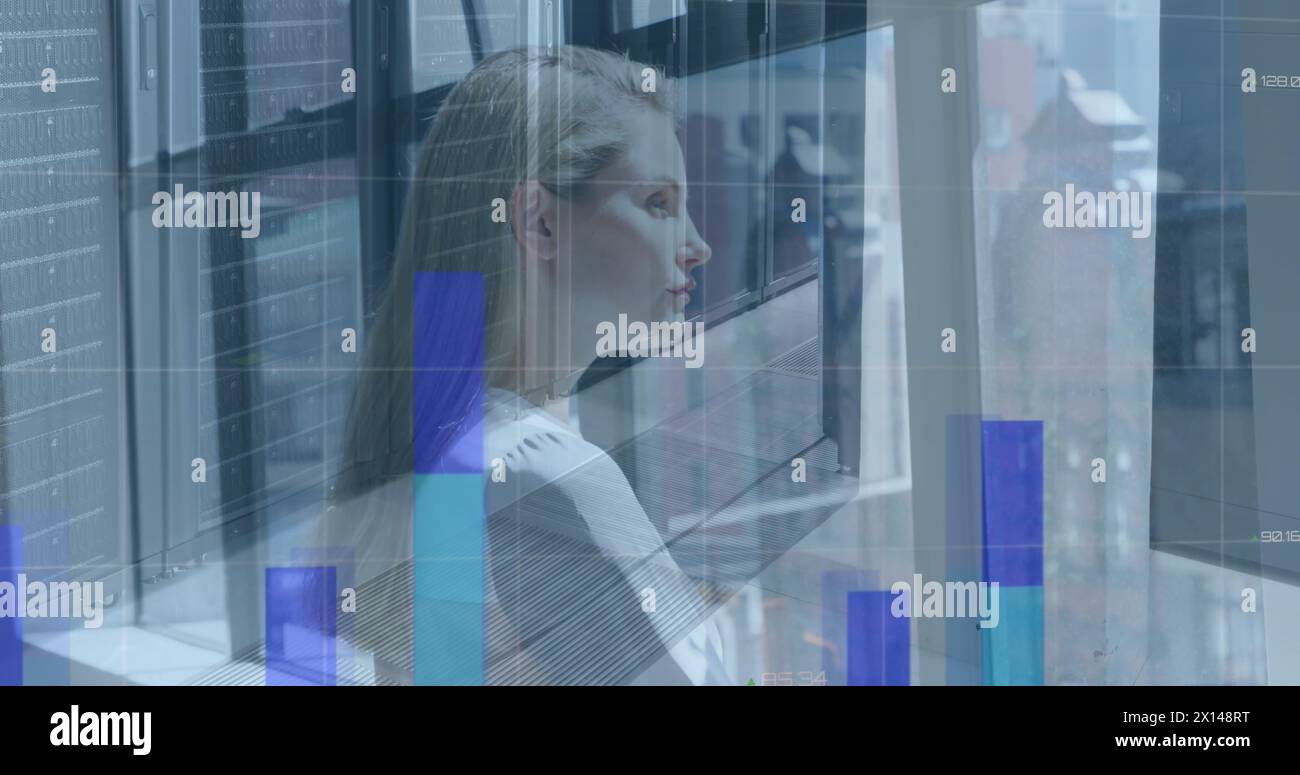 Bild von Datenverarbeitungsfinanzdaten und Computerserver über kaukasischen Frauen Stockfoto